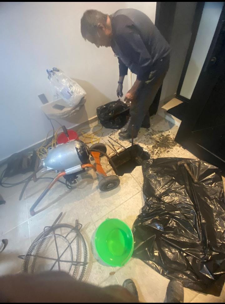 Servicio de desazolves y plomería en la colonia La Cueva en Ecatepec